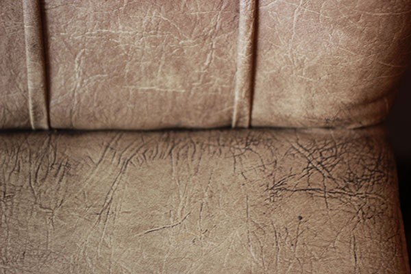 Кожаный диван до очищения пароочистителем