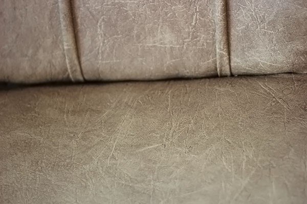 Кожаный диван после очищения пароочистителем
