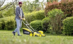 Простота и скорость ухода за травой с газонокосилками Karcher