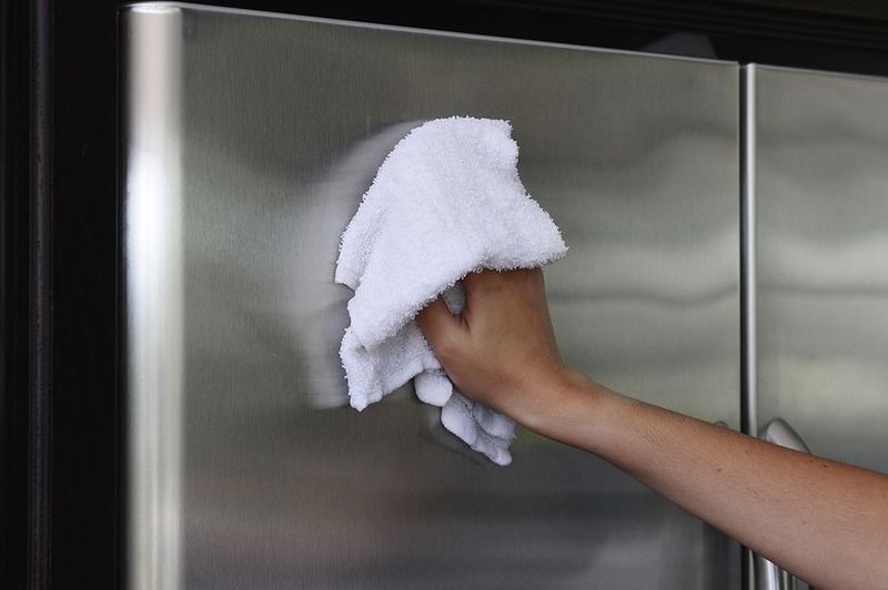 Как удалить жирные потеки с плиты, холодильника